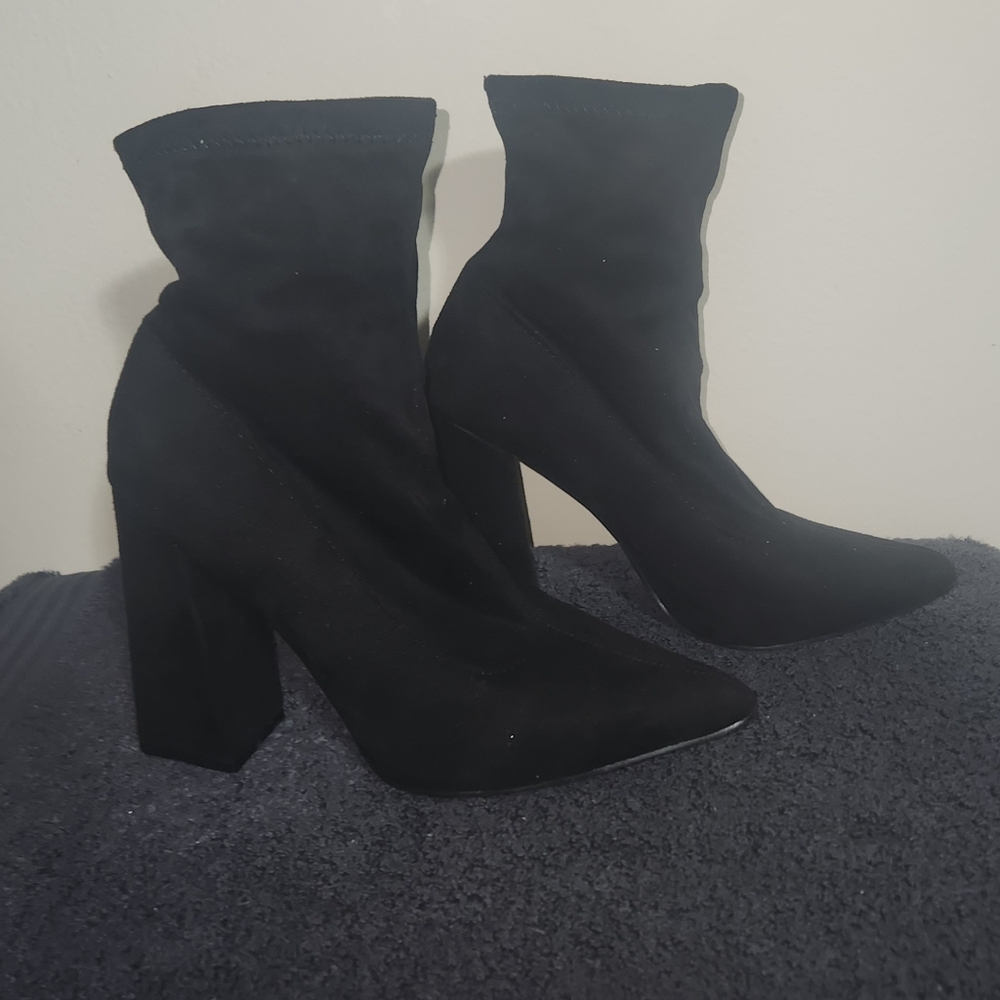 Boohoo Black Faux Suede High Heeled Boots Size 7.